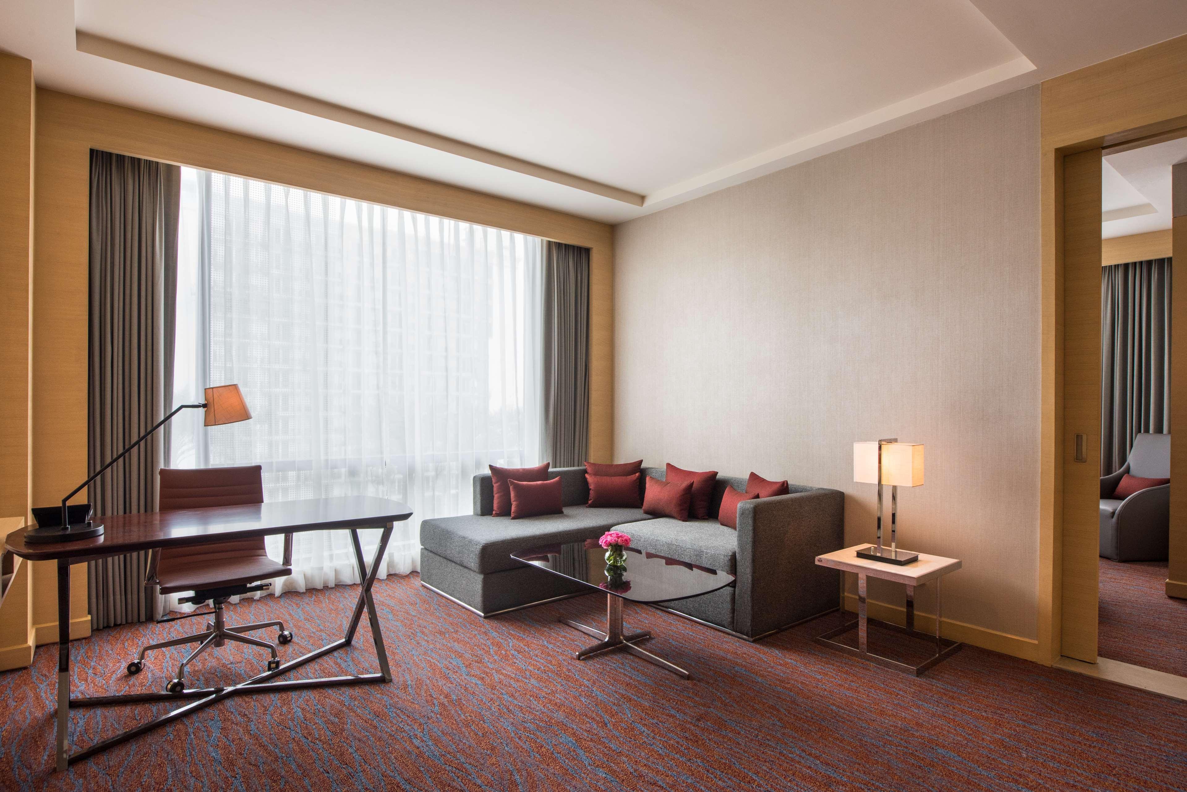 מלון Hyatt Regency Lucknow Gomti Nagar מראה חיצוני תמונה A living room in a suite at the hotel