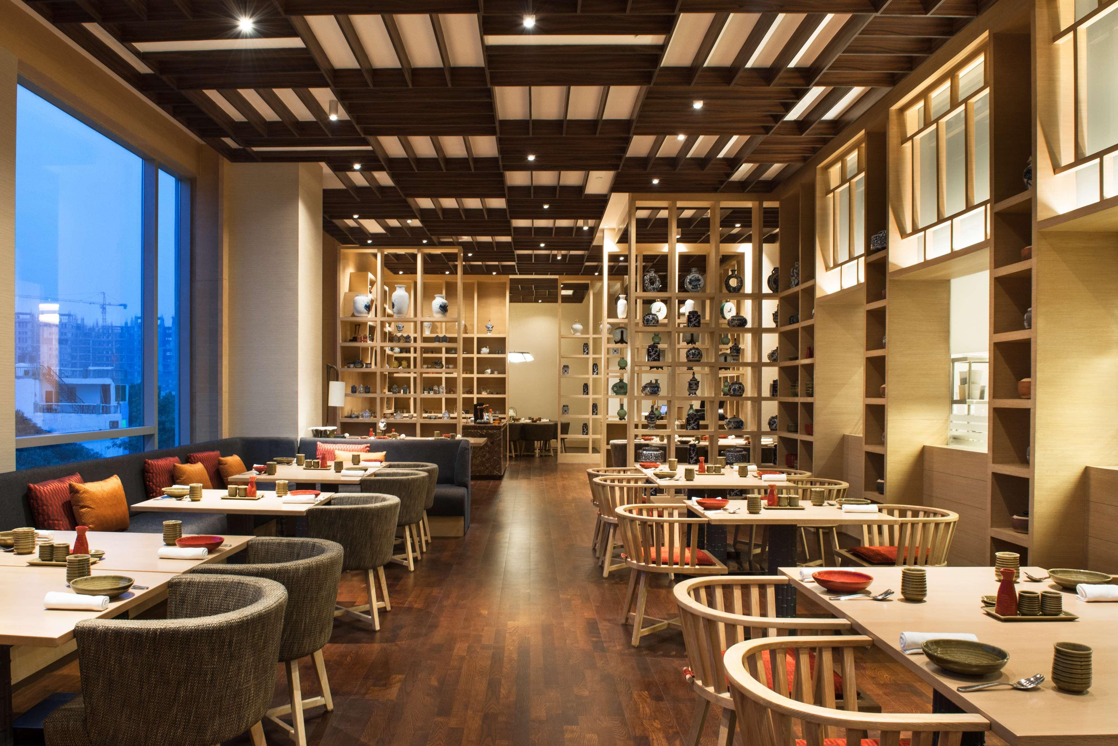 מלון Hyatt Regency Lucknow Gomti Nagar מראה חיצוני תמונה The interior of the restaurant