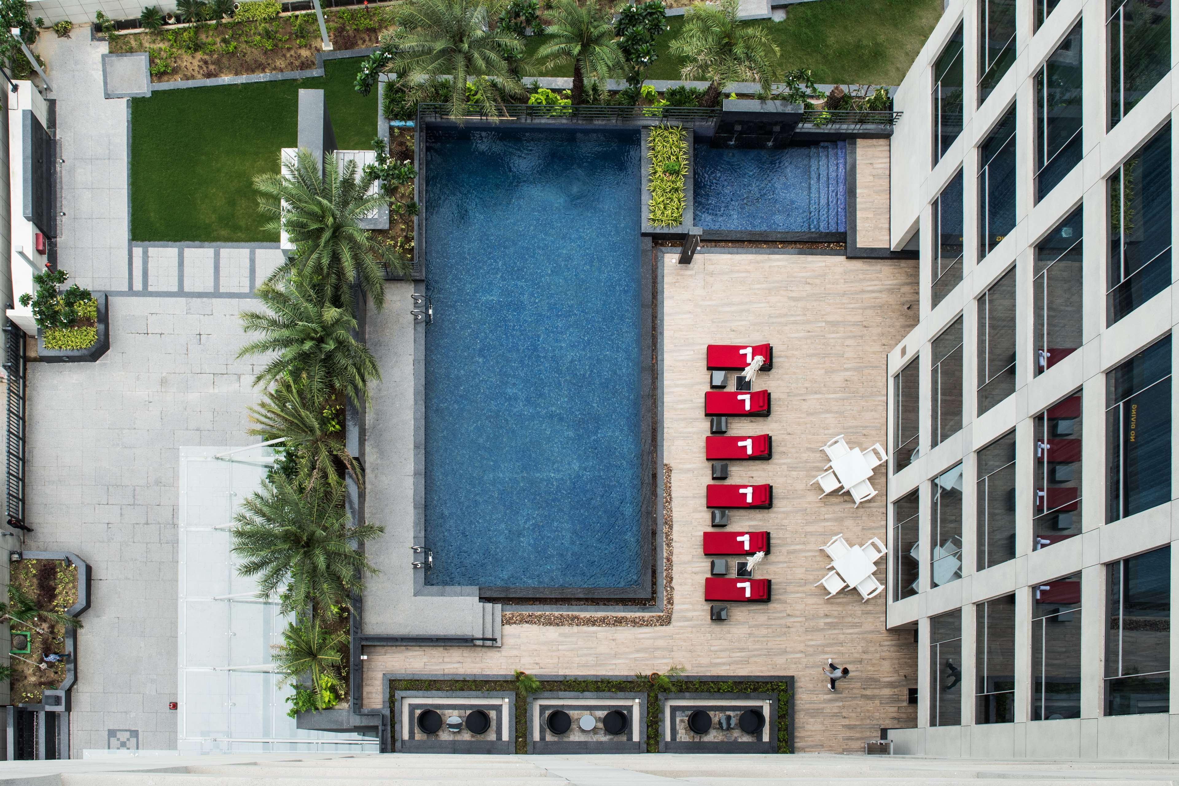מלון Hyatt Regency Lucknow Gomti Nagar מראה חיצוני תמונה The swimming pool at the hotel