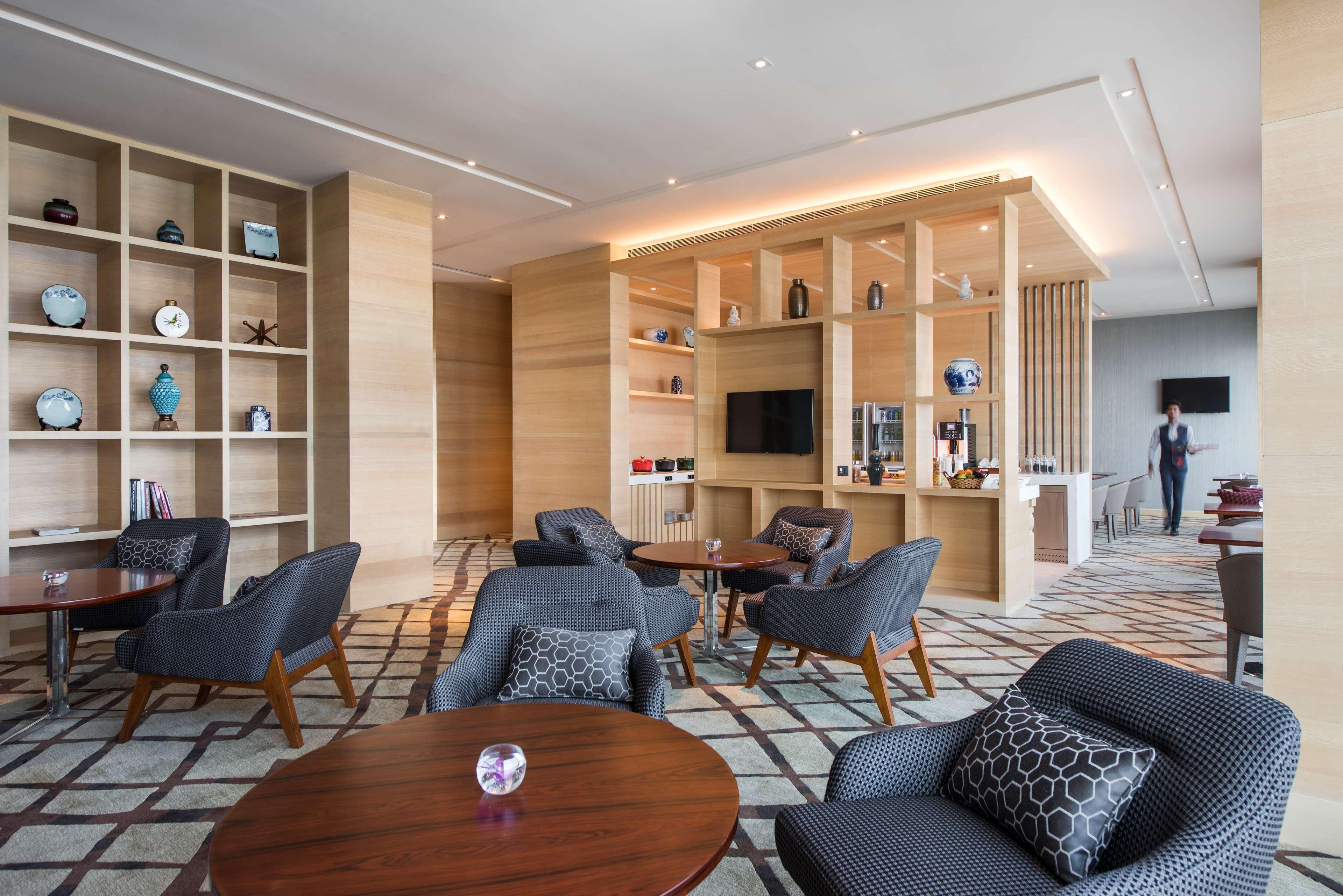 מלון Hyatt Regency Lucknow Gomti Nagar מראה חיצוני תמונה Club Lounge at the hotel