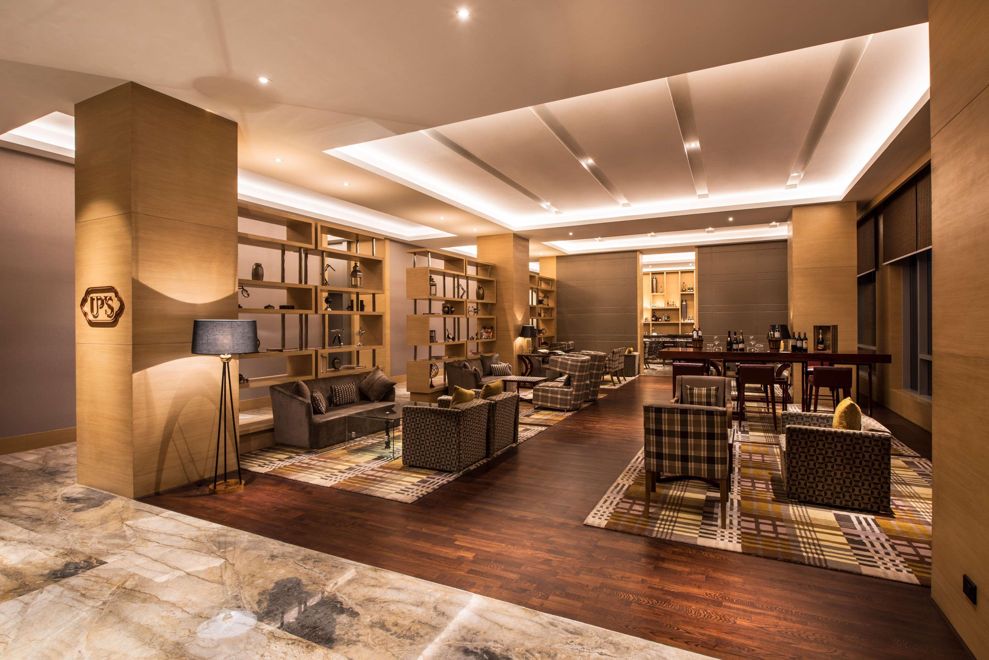 מלון Hyatt Regency Lucknow Gomti Nagar מראה חיצוני תמונה The lounge at the airport