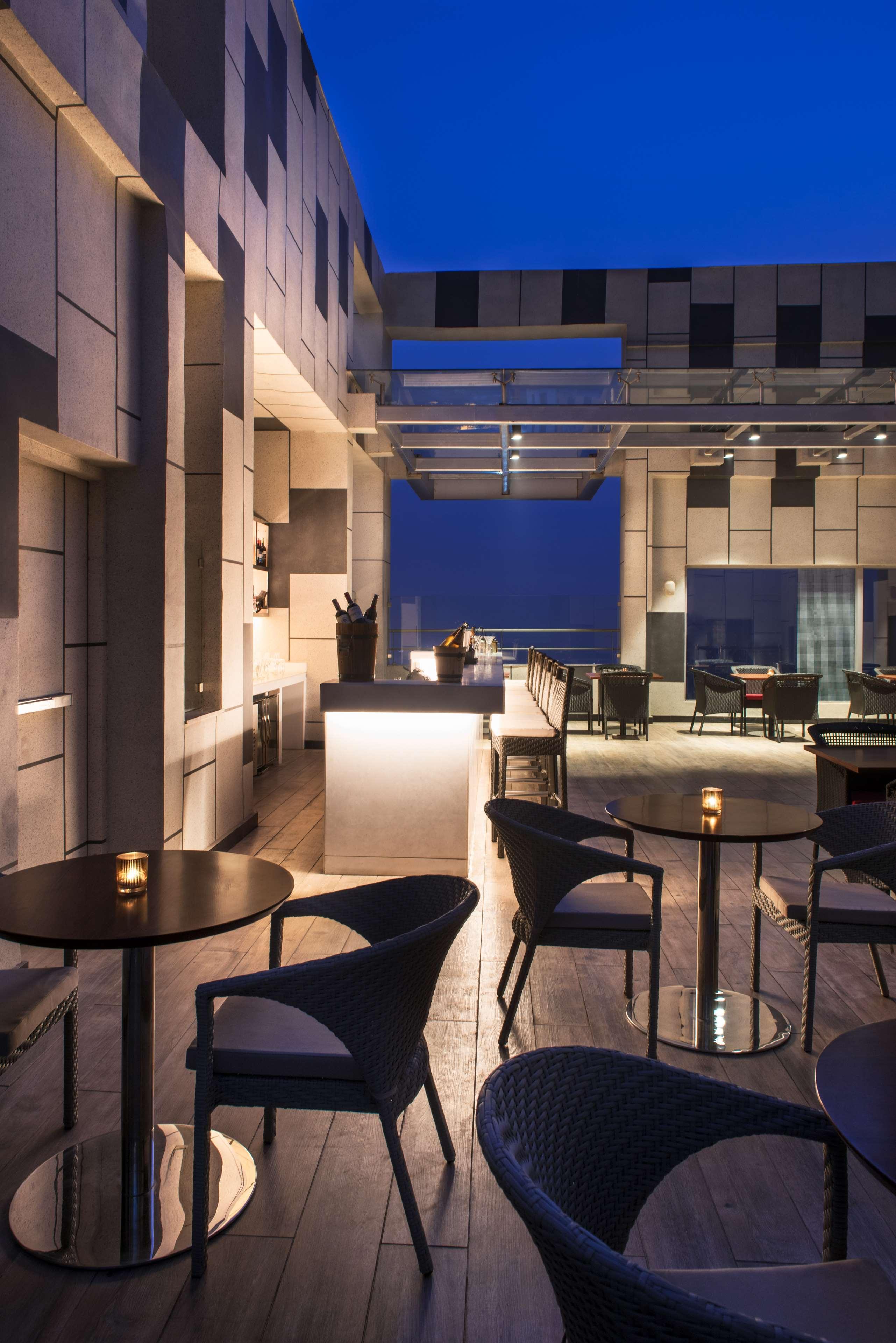 מלון Hyatt Regency Lucknow Gomti Nagar מראה חיצוני תמונה The Sky Bar