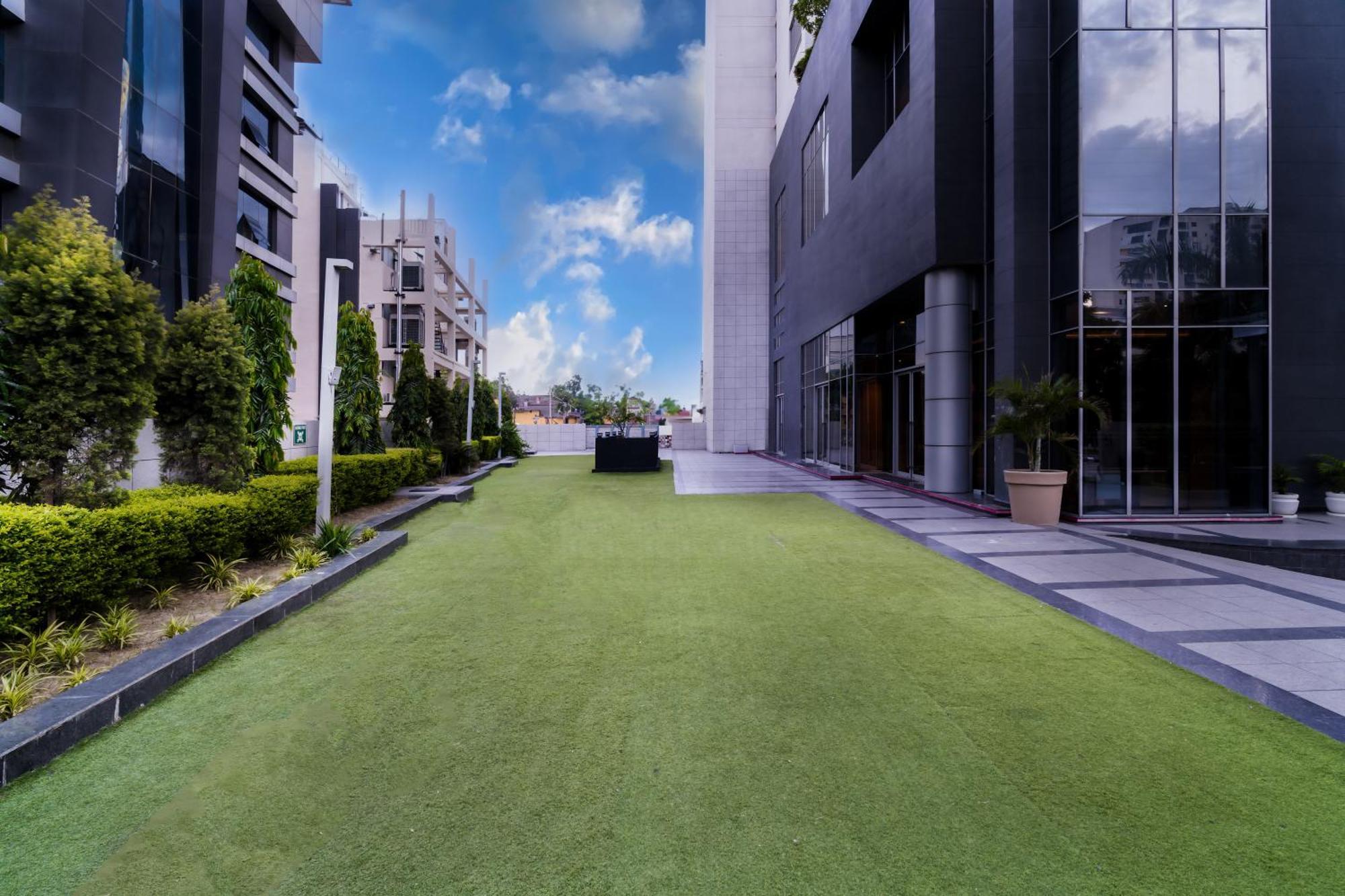 מלון Hyatt Regency Lucknow Gomti Nagar מראה חיצוני תמונה The artificial grass at the rooftop of the building