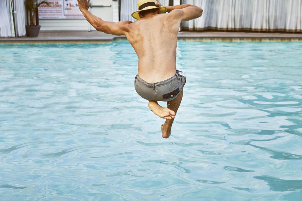 מלון Hyatt Regency Lucknow Gomti Nagar מראה חיצוני תמונה A man jumping into a swimming pool