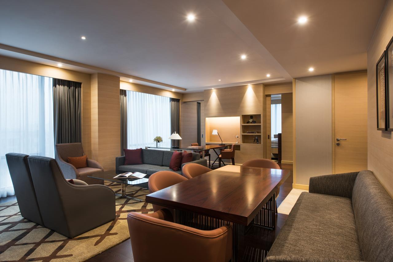 מלון Hyatt Regency Lucknow Gomti Nagar מראה חיצוני תמונה A suite at the hotel